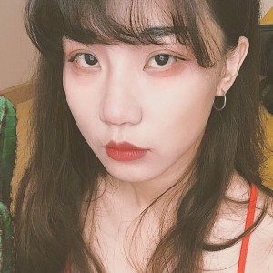 Listen to 愛是... (其他) song with lyrics from 蜷花仕女