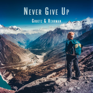 ดาวน์โหลดและฟังเพลง Never Give Up พร้อมเนื้อเพลงจาก Gruetz