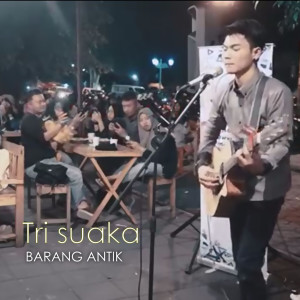 Dengarkan lagu Barang Antik nyanyian Tri Suaka dengan lirik