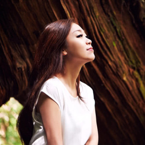 Dengarkan lagu Courting nyanyian Park Lena dengan lirik