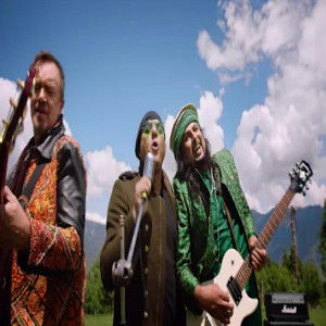ดาวน์โหลดและฟังเพลง Choolay Aasman / Badley Jahan พร้อมเนื้อเพลงจาก Junoon