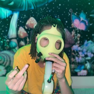Dengarkan lagu Creepin up (Explicit) nyanyian Young Izzy dengan lirik