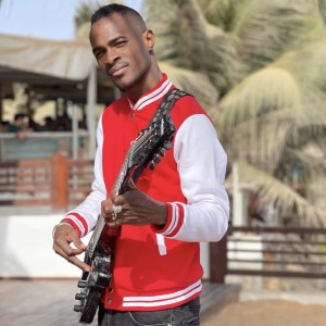 Dengarkan lagu Ca guitare ba la nyanyian Cheick Niang dengan lirik