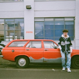 ดาวน์โหลดและฟังเพลง Foot on the Gas พร้อมเนื้อเพลงจาก Reuben Aziz