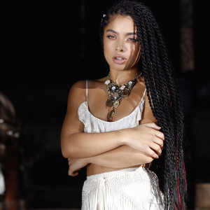 Dengarkan Come and See Me & Location Mashup (feat. Maurice Moore) lagu dari Kiana Brown dengan lirik