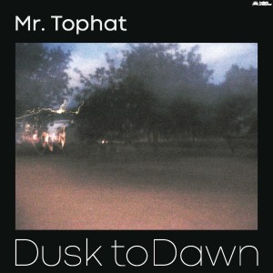 Dengarkan lagu Dusk to Dawn (Acoustic Edit Version) nyanyian Mr. Tophat dengan lirik