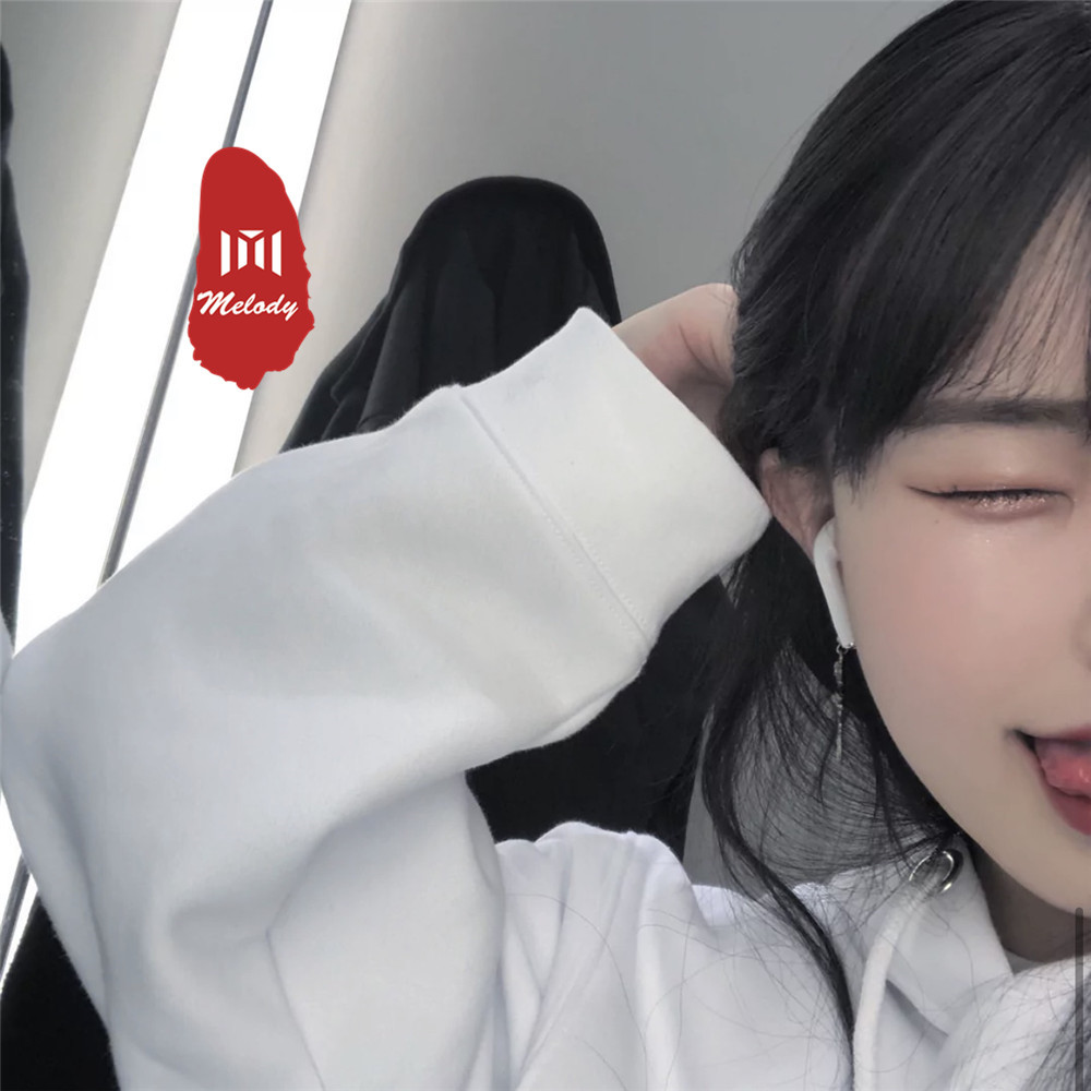 她遛狗经过的每个下午