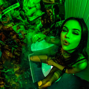 ดาวน์โหลดและฟังเพลง novocaine พร้อมเนื้อเพลงจาก Maggie Lindemann