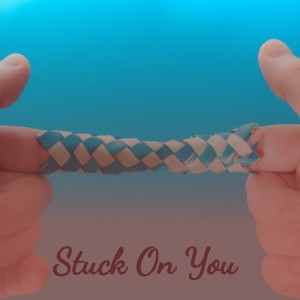 Dengarkan lagu Stuck on You nyanyian Elvis Presley dengan lirik