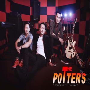 Dengarkan Tersenyum Tapi Terluka lagu dari The Potters dengan lirik