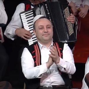 ดาวน์โหลดและฟังเพลง Kur ne Shkup kendohet kenga พร้อมเนื้อเพลงจาก Aziz Murati