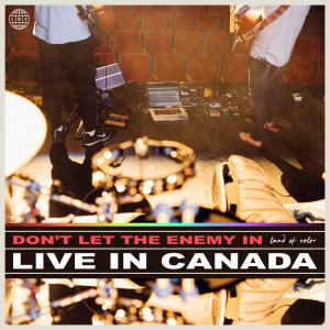 收听Land of Color的Don't Let the Enemy in (Live in Canada)歌词歌曲