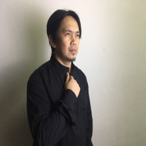 Dengarkan lagu Insan Teristimewa nyanyian Masriezan Masri dengan lirik
