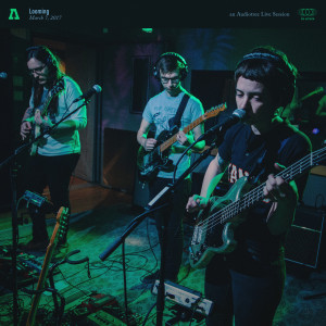 收听Looming的Queen (Audiotree Live Version)歌词歌曲