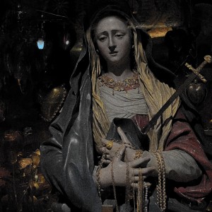 ดาวน์โหลดและฟังเพลง NECRÓPOLI$ (Explicit) พร้อมเนื้อเพลงจาก Mi compa el Chino