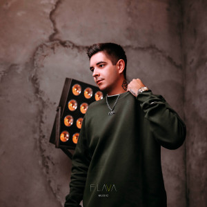 Dengarkan lagu Семья nyanyian КОНДРАТЬЕВ dengan lirik