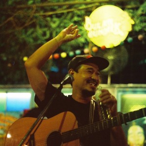 Listen to ส่งเธอเท่านี้เท่าใจแต่จะยังรักเรื่อยไปขอเธอจงอย่ากลัวฉันยังคงยินดี song with lyrics from ดวงดาว เดียวดาย