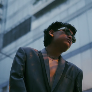 Dengarkan lagu Menari Di Atas Arus Mimpi nyanyian Boysyaka dengan lirik