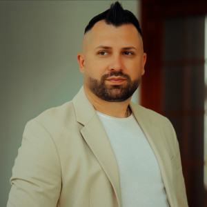 Dengarkan Castigam orice razboi lagu dari Danezu dengan lirik