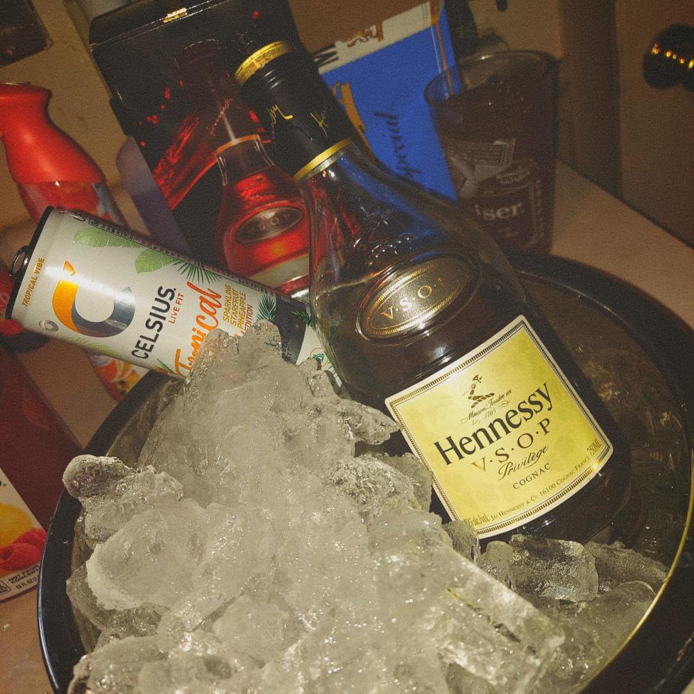 vanillahennessy. (Explicit)