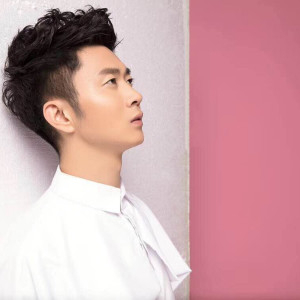 Listen to 让我做你的眼睛 song with lyrics from 浩南