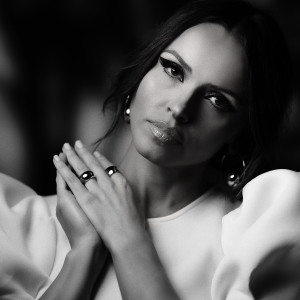 ดาวน์โหลดและฟังเพลง Dindi พร้อมเนื้อเพลงจาก Elena Maque