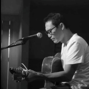 ดาวน์โหลดและฟังเพลง ซิอีนั้ง (ชายคนที่สาม) พร้อมเนื้อเพลงจาก Boy Imagine
