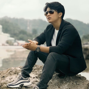 Dengarkan Cinta Menggores Luka lagu dari Aprilian dengan lirik