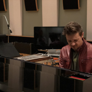 Dengarkan Mmm Mmm Mmm Mmm lagu dari Jeremy Renner dengan lirik
