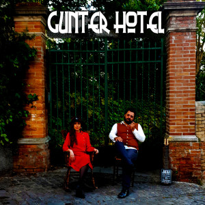 Dengarkan lagu Little house nyanyian Gunter Hotel dengan lirik