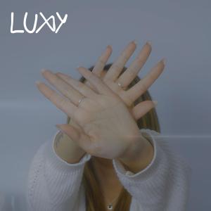 收聽Luxy的wanna feel something歌詞歌曲