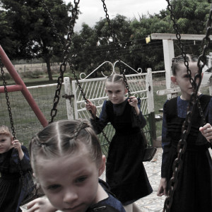 ดาวน์โหลดและฟังเพลง Sadist พร้อมเนื้อเพลงจาก Crystal Castles