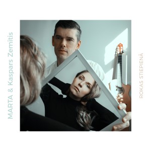 ดาวน์โหลดและฟังเพลง Rokas stiepienā พร้อมเนื้อเพลงจาก MARTA