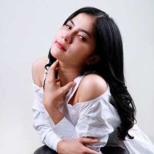 Dengarkan Berakhir Sudah lagu dari Lessy Revabia dengan lirik