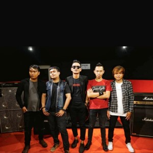 收听A'MiNNOR的Menyesal Tak Berdaya歌词歌曲