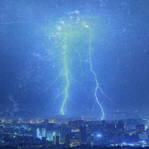 收聽HIKO的And Everybody's Watching Her but She's Looking at You (Sped Up)歌詞歌曲