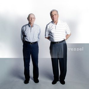 ดาวน์โหลดและฟังเพลง Screen พร้อมเนื้อเพลงจาก Twenty One Pilots