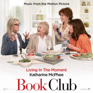 Dengarkan lagu Living in the Moment (Music from the Motion Picture "Book Club") nyanyian Katharine McPhee dengan lirik