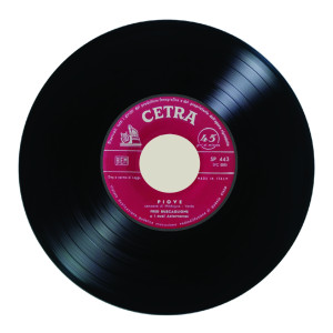 Dengarkan Piove lagu dari Fred Buscaglione E I Suoi Asternovas dengan lirik