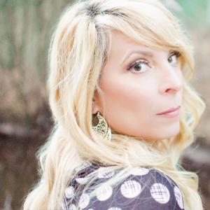 ดาวน์โหลดและฟังเพลง Lights พร้อมเนื้อเพลงจาก April Kelly