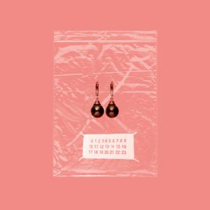 收聽Kromo Gucci Rosé的MARGIELA (feat. Adrian Moonchild) (Explicit)歌詞歌曲
