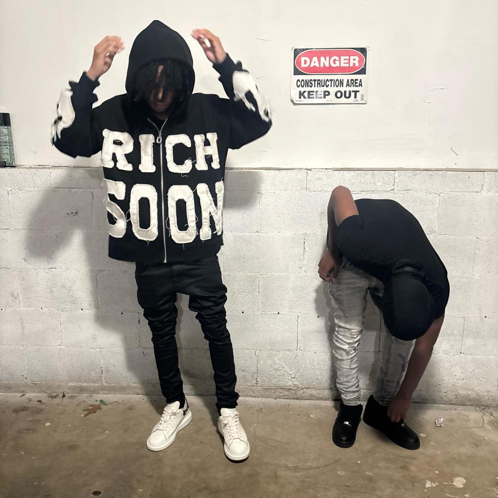 feel like chris (feat. LuhRxyy) (Explicit)