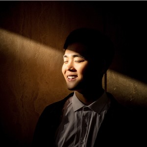 Dengarkan 当我唱起这首歌的时候歌里的姑娘正在疯狂地撸腰子 lagu dari 张荡荡 dengan lirik