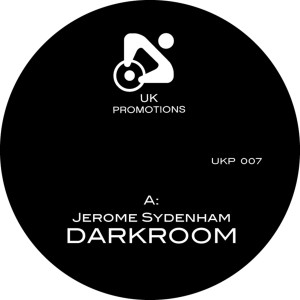 ดาวน์โหลดและฟังเพลง Darkroom พร้อมเนื้อเพลงจาก Jerome Sydenham