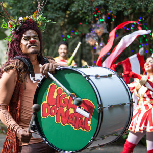 ดาวน์โหลดและฟังเพลง Hino das Renas พร้อมเนื้อเพลงจาก Liga do Natal