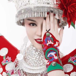 Listen to 茶香醉美人 (其他) song with lyrics from 朵久央