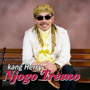 ดาวน์โหลดและฟังเพลง Njogo Tresno พร้อมเนื้อเพลงจาก Kang Herry