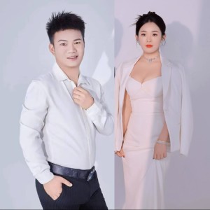 Listen to 浪漫桃花 (完整版) song with lyrics from 小粉