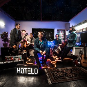 ดาวน์โหลดและฟังเพลง Virgem พร้อมเนื้อเพลงจาก Hotelo