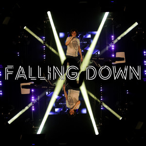 收听LukeyDeep的Falling Down歌词歌曲